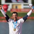 Fernando no pódio para o seu segundo título de campeão mundial em Poznan       Fotografia Jakub Kaczmarczyk/Lusa