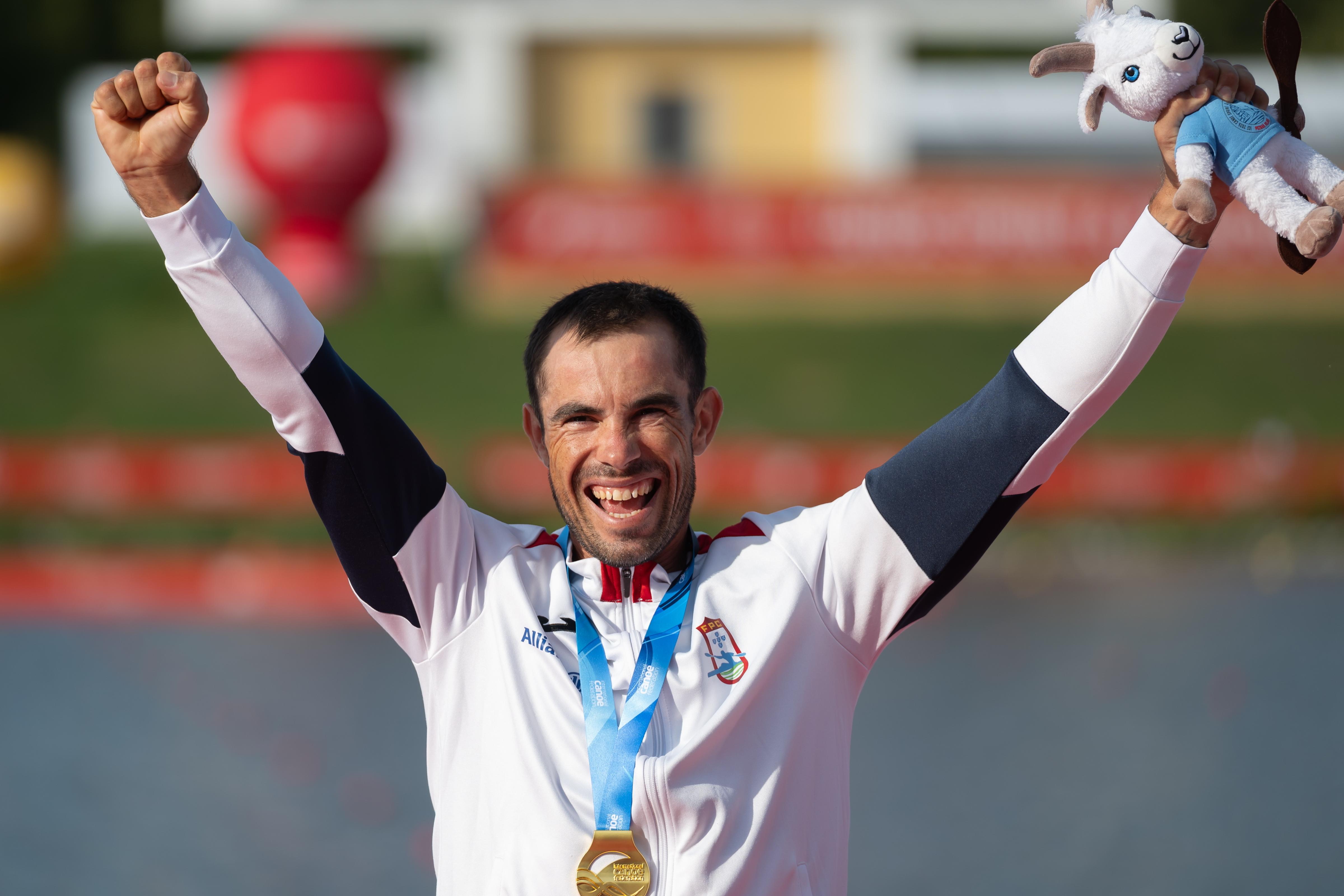 Fernando no pódio para o seu segundo título de campeão mundial em Poznan       Fotografia Jakub Kaczmarczyk/Lusa