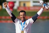 Fernando no pódio para o seu segundo título de campeão mundial em Poznan       Fotografia Jakub Kaczmarczyk/Lusa