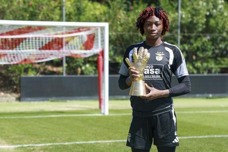Michaely Bihina com a distinção - Foto: SL Benfica
