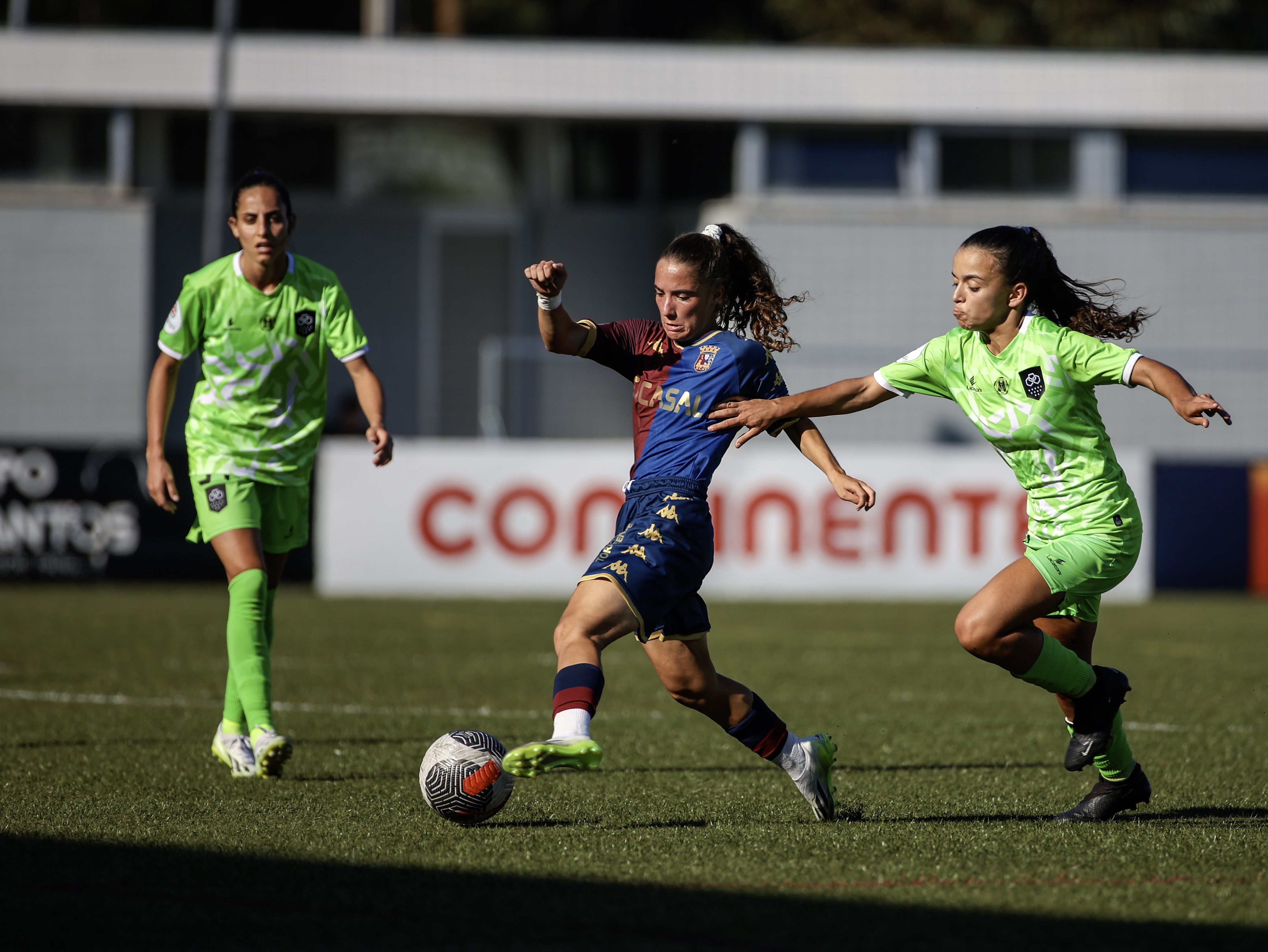 Jogo do time feminino do PSG é interrompido por fogos de artifício