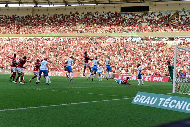 Pós-Sampaoli do Flamengo começa com vitória graças a penálti de Gilberto (vídeo)