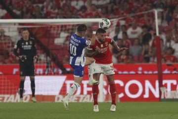 Vídeo: Otamendi manda beijo a Francisco Conceição e aponta para a braçadeira de capitão