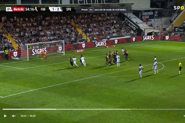 Mattheus Oliveira restabelece o empate de livre direto (vídeo)