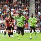 Arsenal vence em Bournemouth e está mais perto do líder Man. City