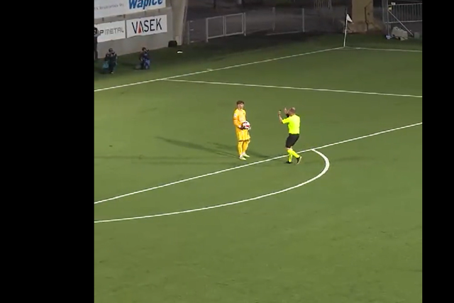 Árbitro perde paciência com perda de tempo de guarda-redes e marca livre indireto… que dá golo