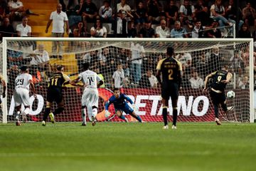 Sporting tremeu, suou, quase caiu mas... senta-se no trono da Liga