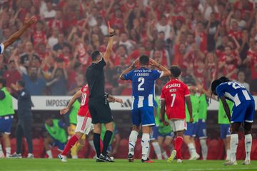 FC Porto visa arbitragem após derrota na Luz: «Não é surpreendente...»