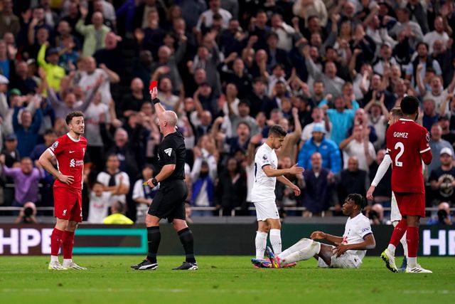 Jota expulso, Liverpool acaba com nove e perde com autogolo aos... 90+6'