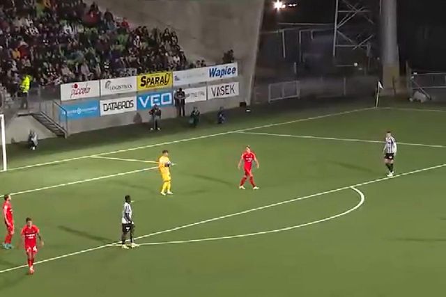 Árbitro perde paciência com guarda-redes e marca livre indireto