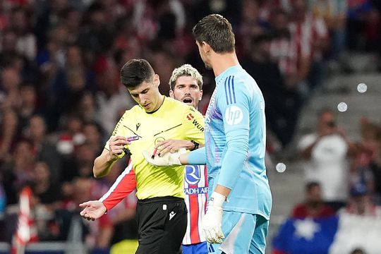 Fotos: os objetos atirados a Courtois no dérbi de Madrid