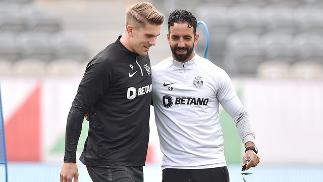 Abraço entre Gyokeres e Amorim, que trabalharam juntos no Sporting