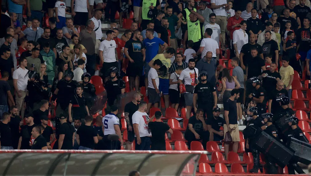 Sérvia multada! Hooligans dão show (de horror)