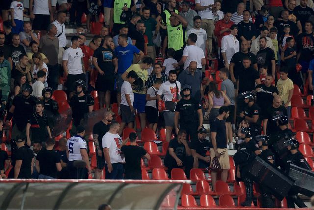 FIFA multa Sérvia e ordena encerramento parcial do estádio após incidentes com a Inglaterra