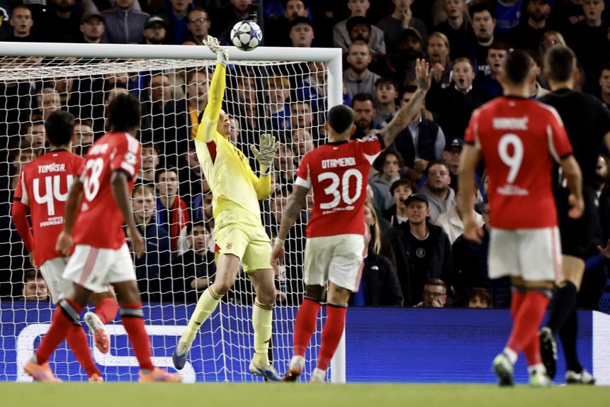 Defesa de Trubin no jogo com o Chelsea - Foto: EPA/TOLGA AKMEN