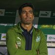 Abel Ferreira, treinador do Palmeiras, de braços cruzados