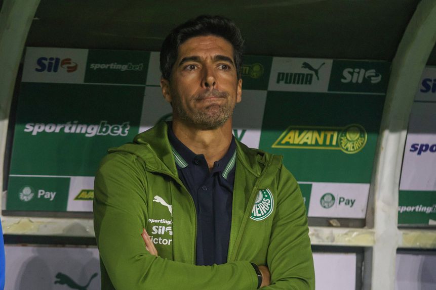 Abel Ferreira, treinador do Palmeiras, de braços cruzados