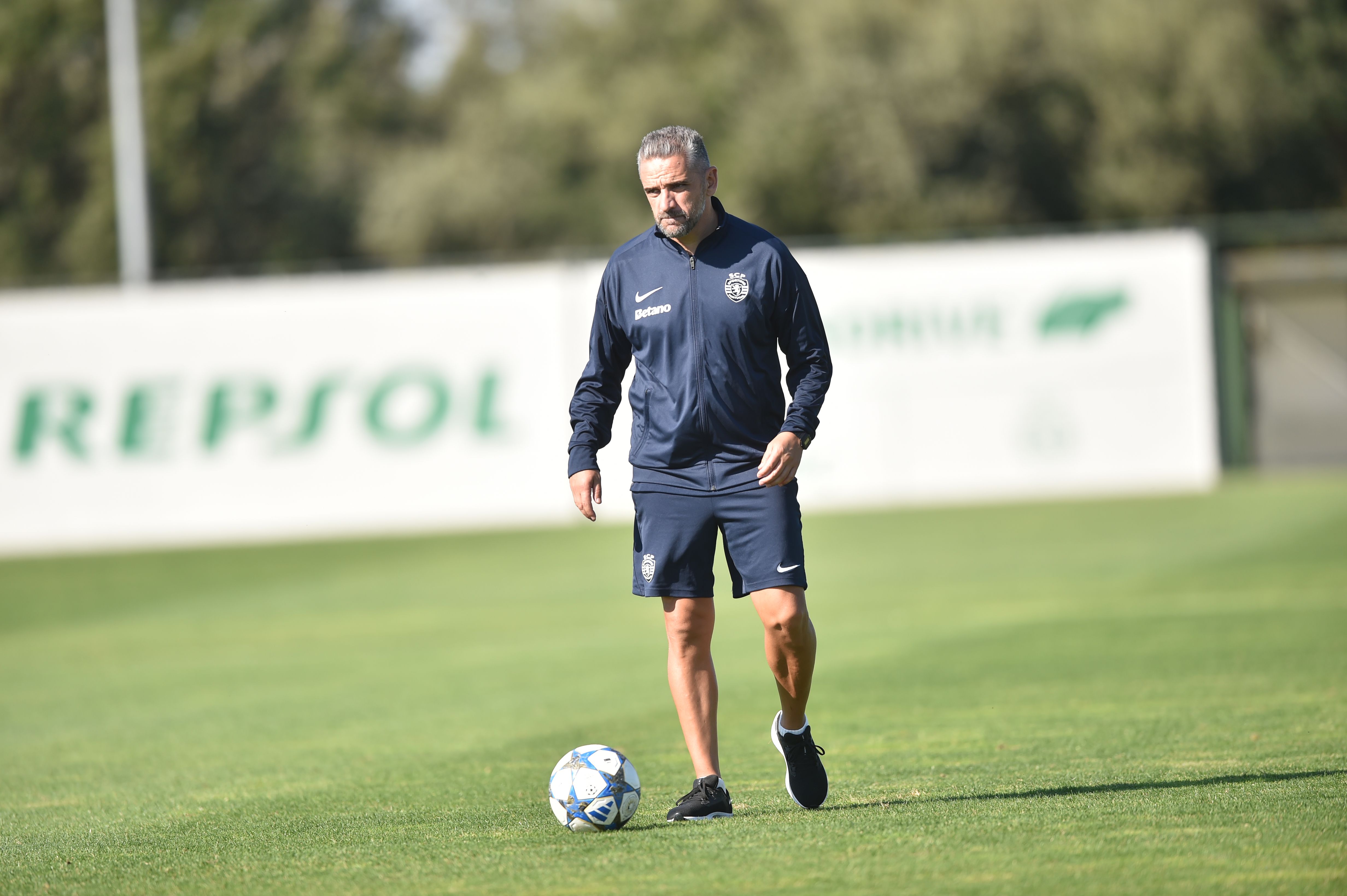 Rui Borges no treino do Sporting na Academia Cristiano Ronaldo, em Alcochete - Foto: Miguel Nunes