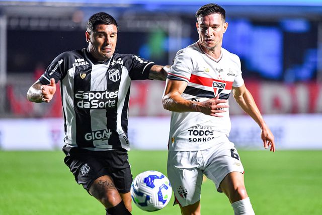 Cédric Soares, à direita, no duelo contra o Ceará