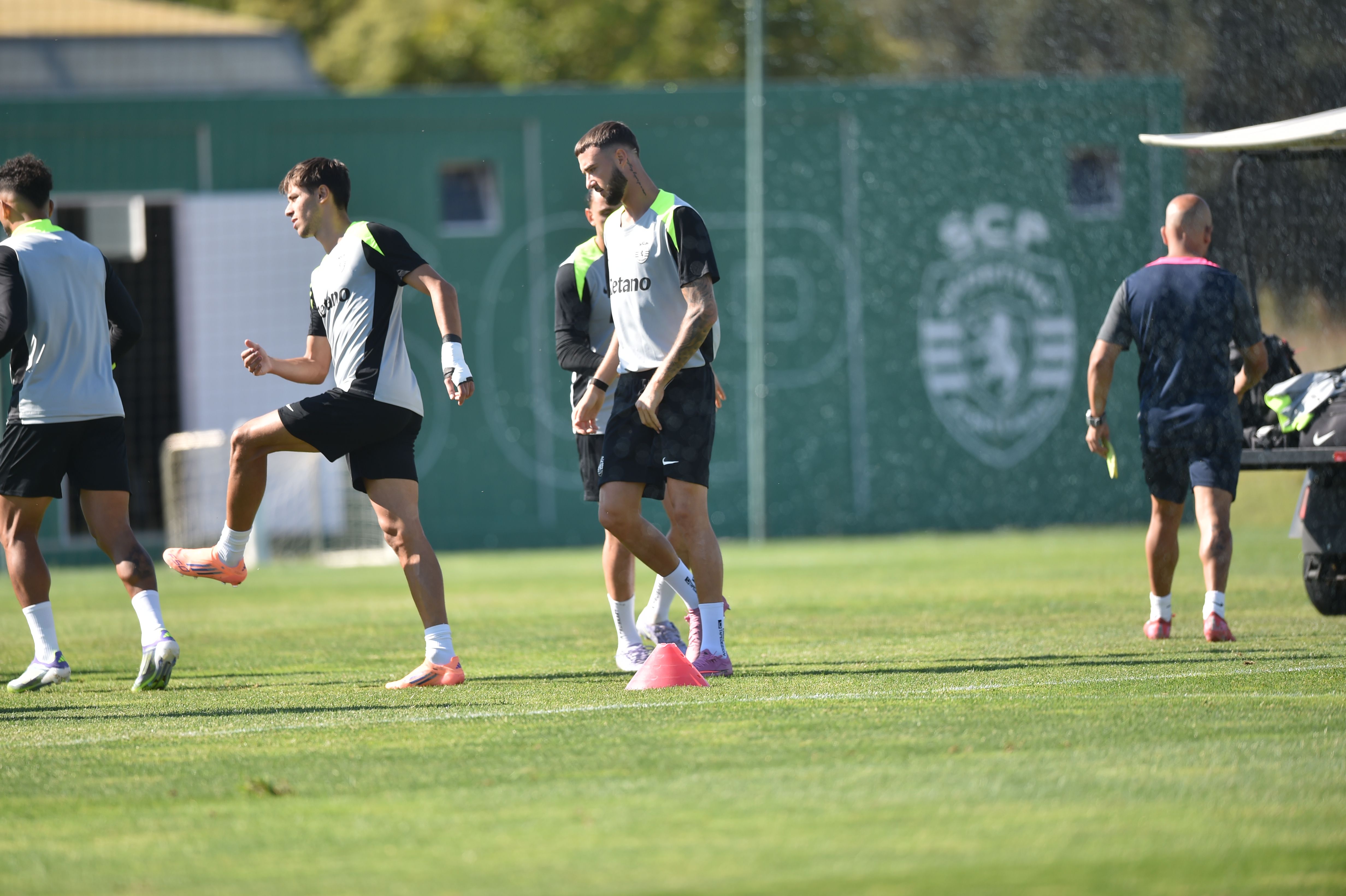 Debast ao centro, no treino do Sporting na Academia Cristiano Ronaldo, em Alcochete - Foto: Miguel Nunes