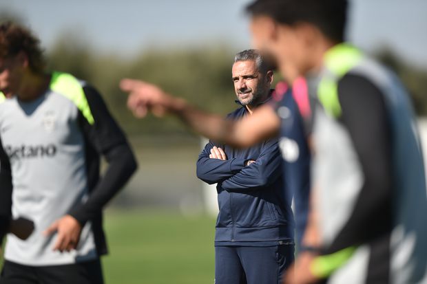 Rui Borges no treino do Sporting na Academia Cristiano Ronaldo, em Alcochete - Foto: Miguel Nunes