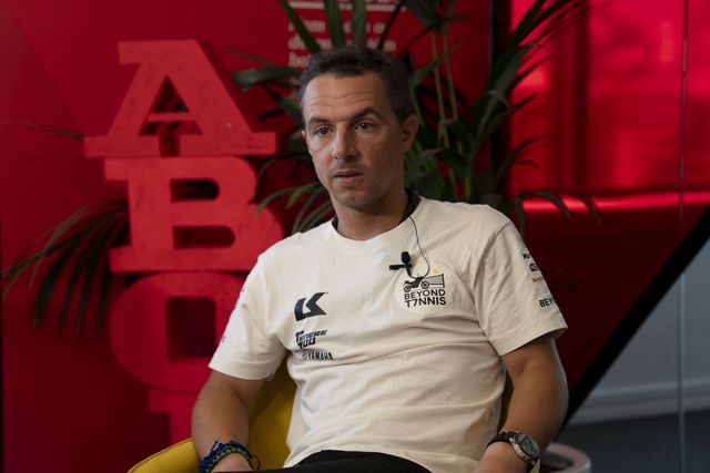 Levar o ténis a África com uma moto a servir de rede