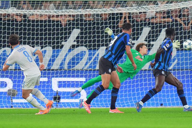 Christos Tzolis faz o 1-0 para o Club Brugge diante da Atalanta