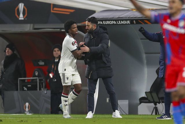 Ruben Amorim a cumprimentar Tyrell Malacia no Manchester United