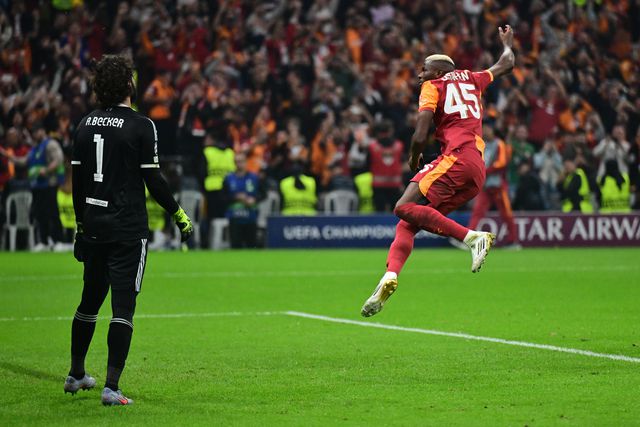 Liverpool demora a engatar e cai em Istambul