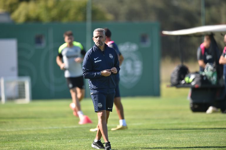 Rui Borges no treino do Sporting na Academia Cristiano Ronaldo, em Alcochete - Foto: Miguel Nunes