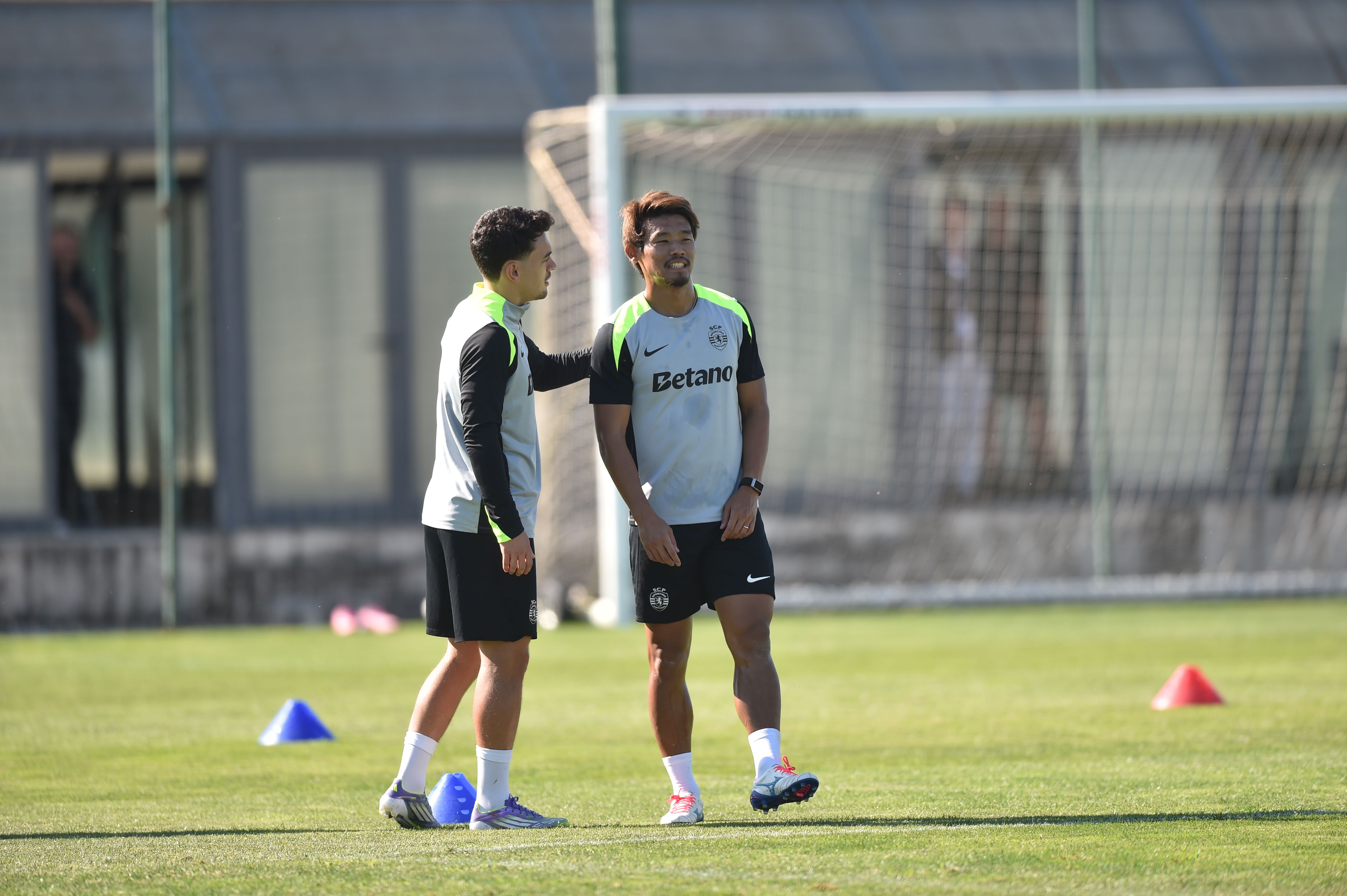 Pedro Gonçalves e Morita no treino do Sporting na Academia Cristiano Ronaldo, em Alcochete - Foto: Miguel Nunes