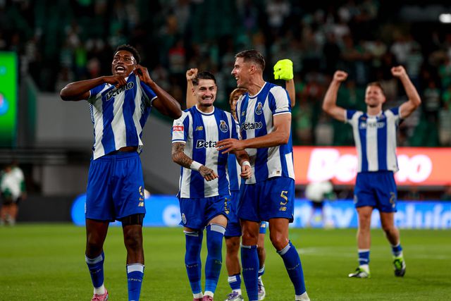 FC Porto a celebrar a vitória frente ao Sporting em Alvalade