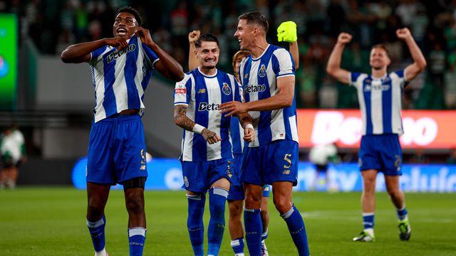 FC Porto a celebrar a vitória frente ao Sporting em Alvalade
