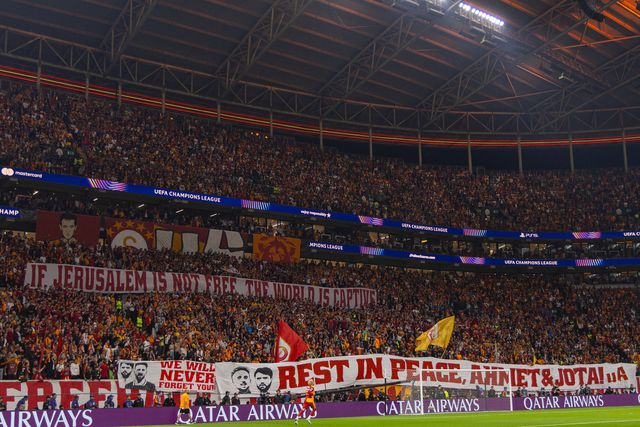 Faixas pró-Palestina e homenagens a Diogo Jota no Galatasaray x Liverpool