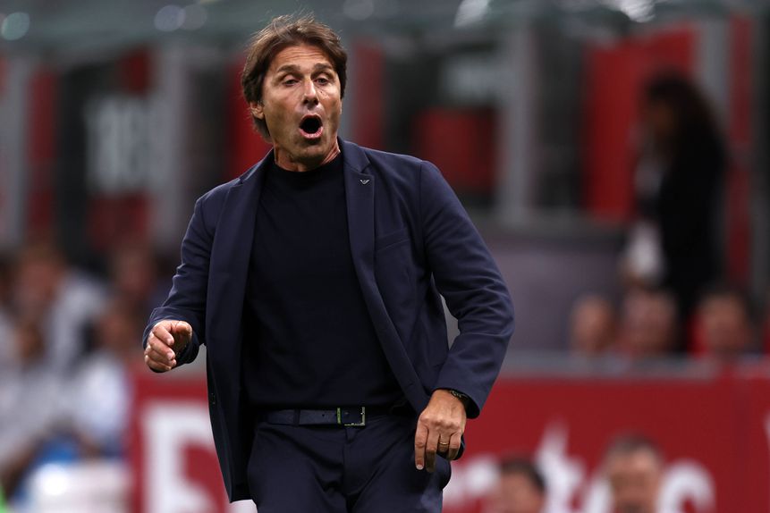 Antonio Conte, treinador do Nápoles, em Milão