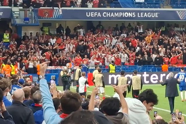 Adeptos do Benfica atiram objetos a Enzo Fernández e Mourinho pede calma