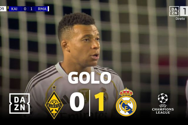 Guarda-redes do Kairat magoa-se a cometer penálti e é enganado por Mbappé