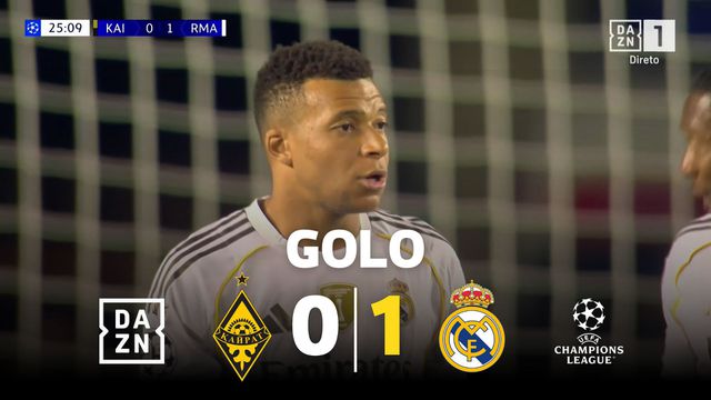 Guarda-redes do Kairat magoa-se a cometer penálti e é enganado por Mbappé