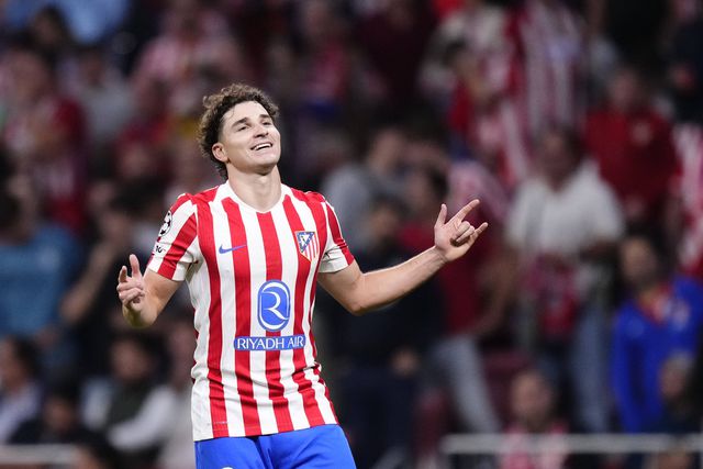 Julián Álvarez pegou no volante e atropelou o Eintracht Frankfurt