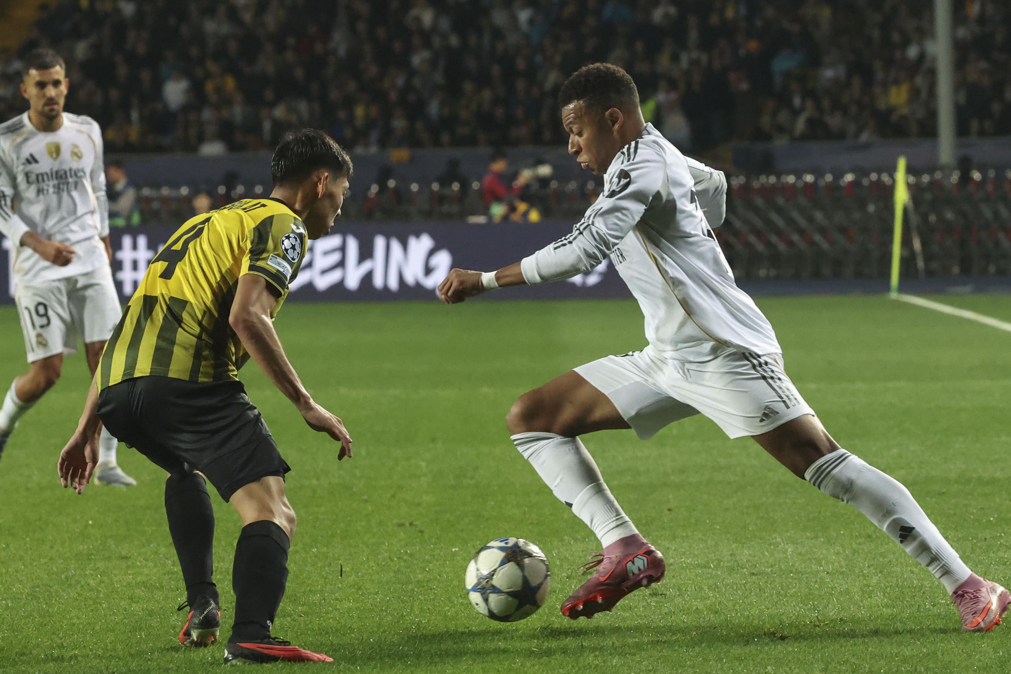 Mbappé em ação diante do Kairat Almaty - Foto: MAXIM SHIPENKOV/EPA