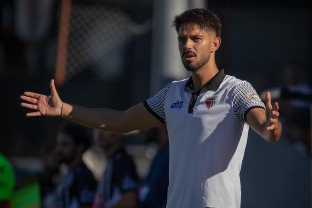Renato Coimbra, treinador do Vila Real, não ficou satisfeito com a goleada aplicada ao Salto - Foto: ZecaSportShots