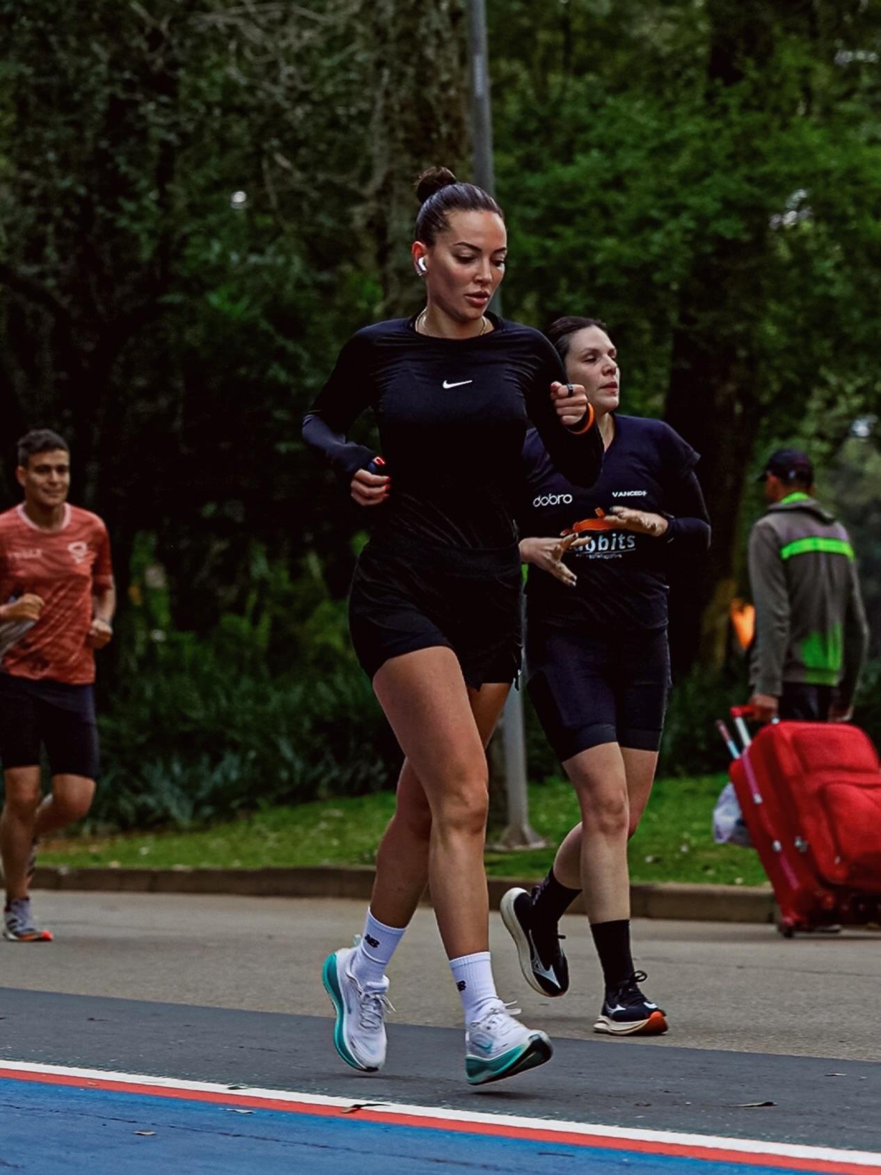 Hellen Telles, irmã de Alex Telles, é a nova CEO do Apafut, da segunda divisão gaúcha - Foto: Instagram/@hellen_telles