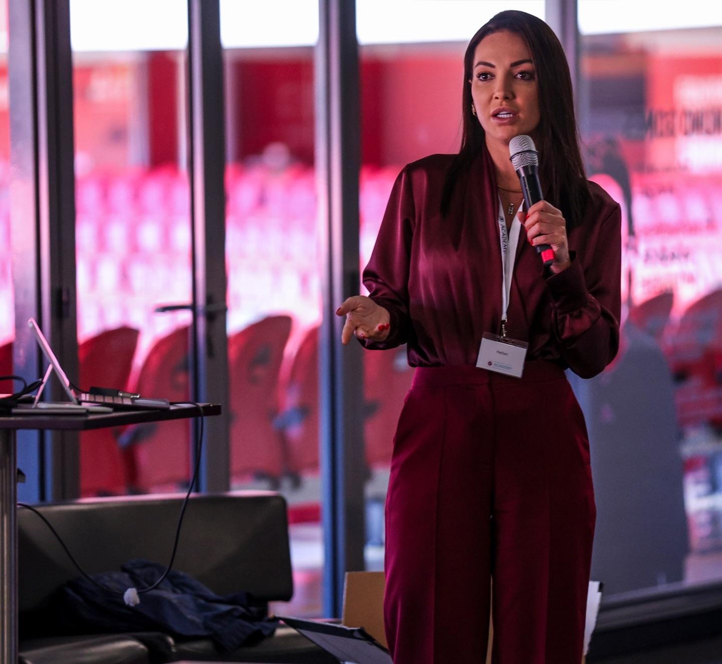 Hellen Telles, irmã de Alex Telles, é a nova CEO do Apafut, da segunda divisão gaúcha - Foto: Instagram/@hellen_telles