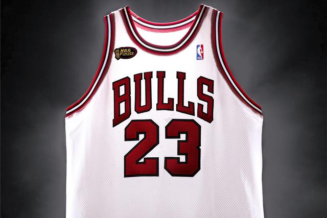 Camisola de Michael Jordan leiloada por valor recorde de €10,8 milhões