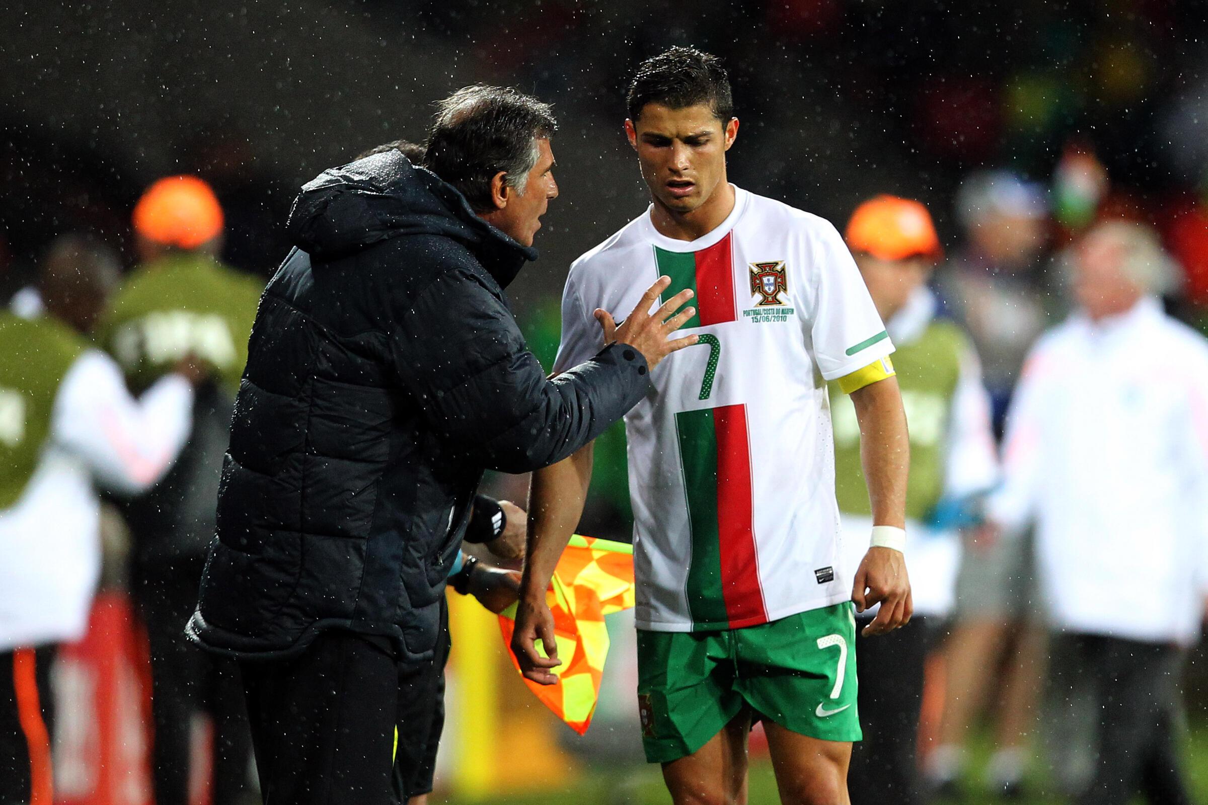 Portugal de Carlos Queiroz foi eliminado pela Espanha do Mundial 2010; ao ser interpelado na zona mista para explicar a eliminação, CR7 disse: «Querem que explique? Falem com o Carlos Queiroz» (Foto: Paulo Santos/ASF)