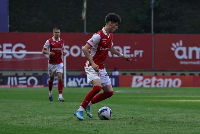 Luisinho fez três jogos pela elite do SC Braga na época passada e esta temporada foi cedido ao Feirense