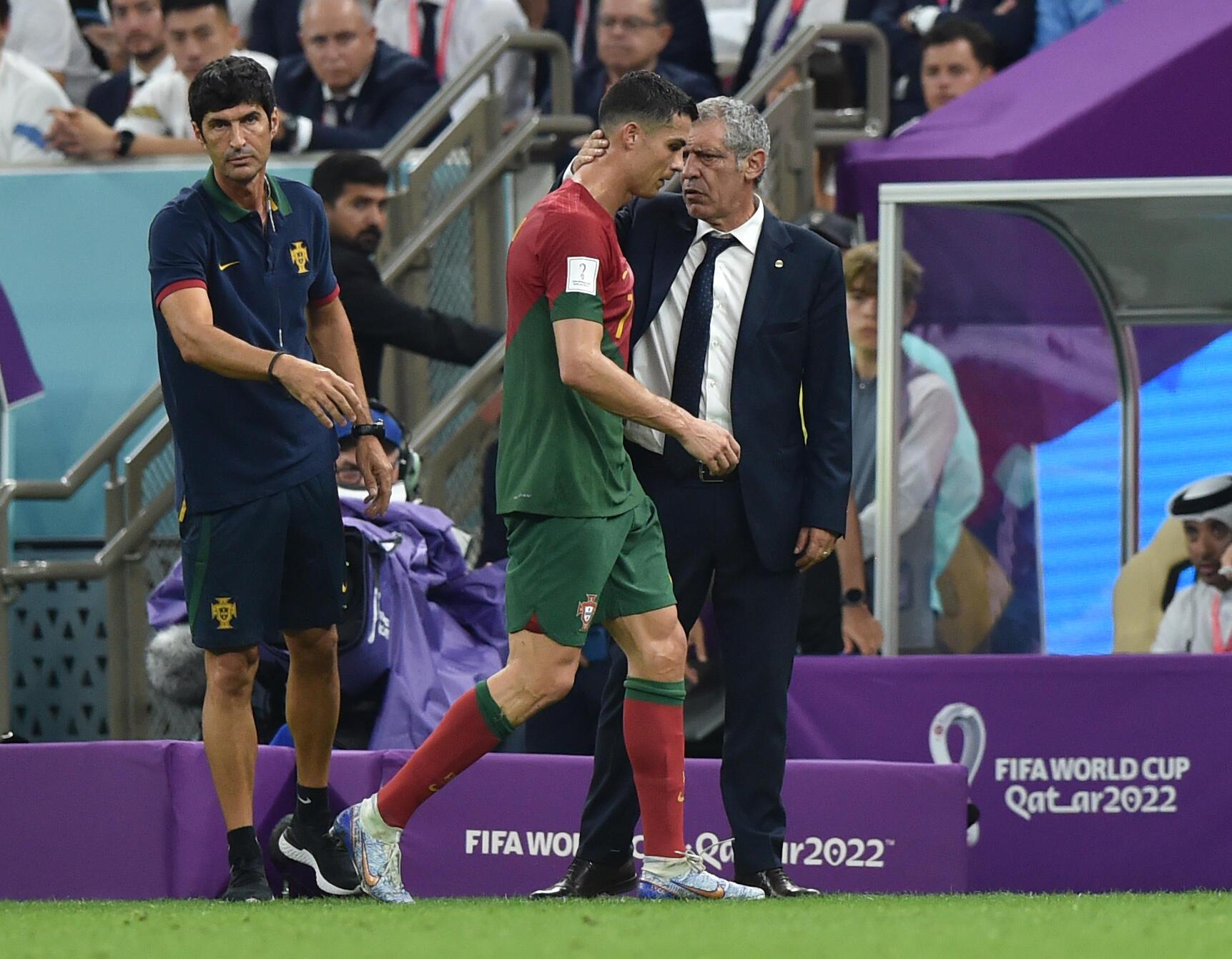 «Tem uma pressa em tirar-me»: disse Ronaldo sobre Fernando Santos, ao sair de campo aos 66’ no jogo com a Coreia do Sul. «Não gostei mesmo nada», disse depois Fernando Santos acerca do caso (Foto: Miguel Nunes)