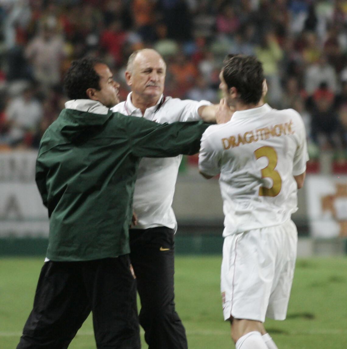 Portugal empatou com a Sérvia (1-1) num jogo de qualificação para o Euro 2008; após o jogo, Scolari tentou dar um soco a Dragutinovic para «defender o Quaresma», disse depois (Foto: Rui Raimundo/ASF)