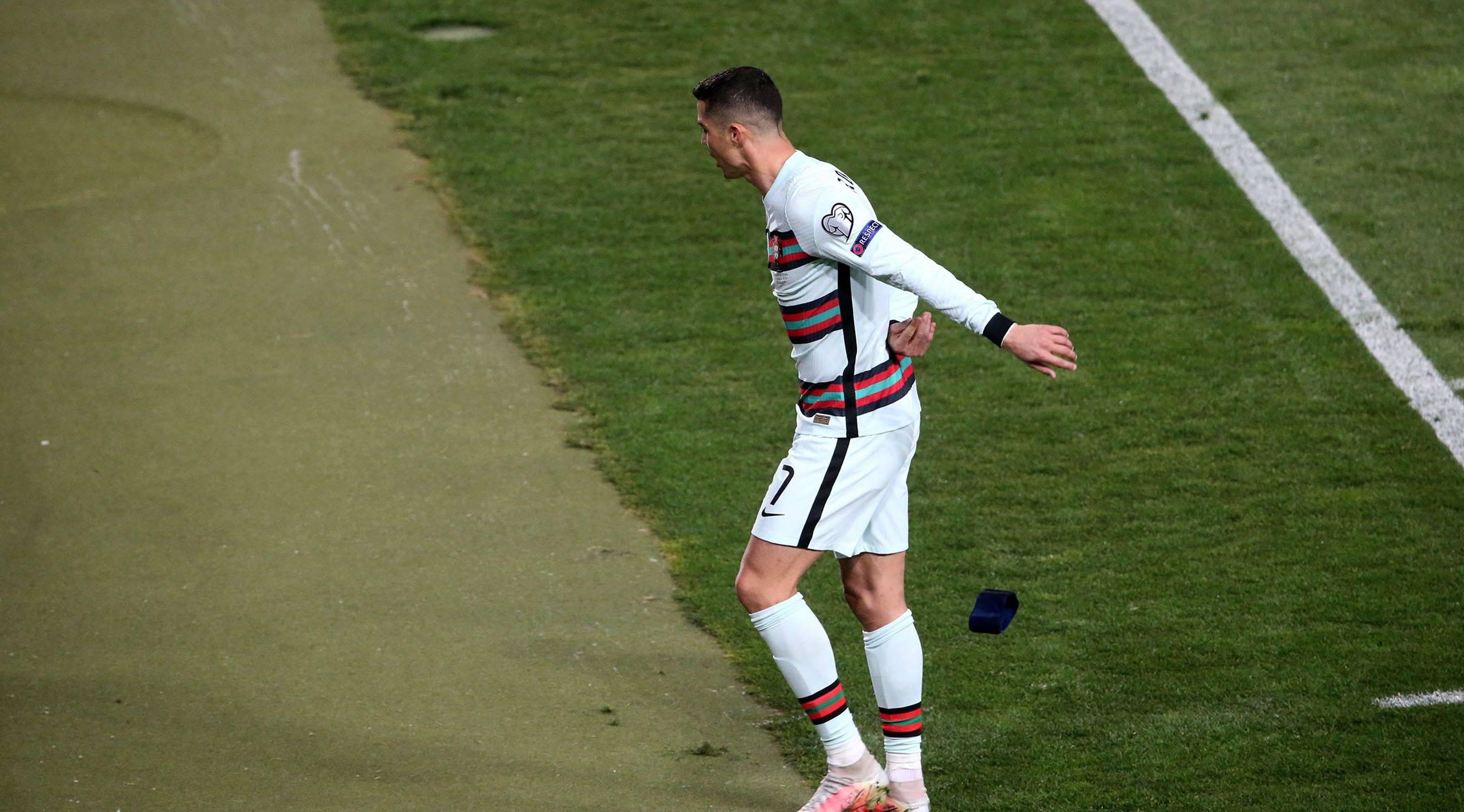 Ronaldo marcou um golo à Sérvia na qualificação para o Mundial 2022, mas o árbitro afirmou que a bola não passou a linha, decisão que prevaleceu, à falta de VAR. CR7, furioso, atirou a braçadeira de capitão para o chão (IMAGO)