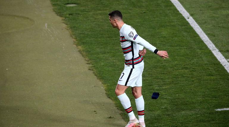 Ronaldo marcou um golo à Sérvia na qualificação para o Mundial 2022, mas o árbitro afirmou que a bola não passou a linha, decisão que prevaleceu, à falta de VAR. CR7, furioso, atirou a braçadeira de capitão para o chão (IMAGO)